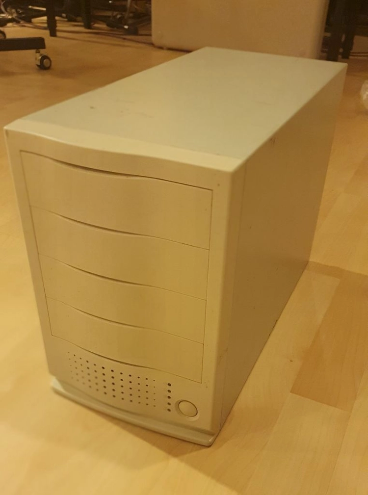 SCSI HDD 3개와 케이스 이미지
