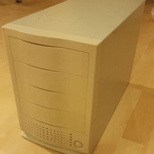 SCSI HDD 3개와 케이스 이미지
