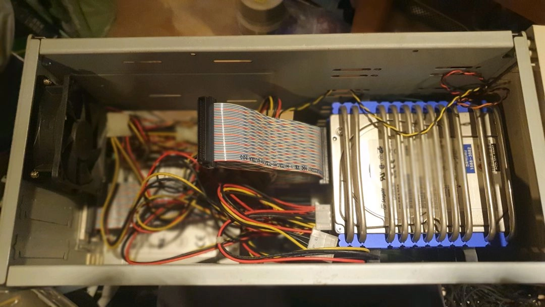 SCSI HDD 3개와 케이스 이미지
