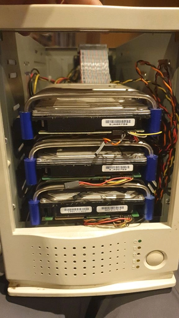 SCSI HDD 3개와 케이스 이미지