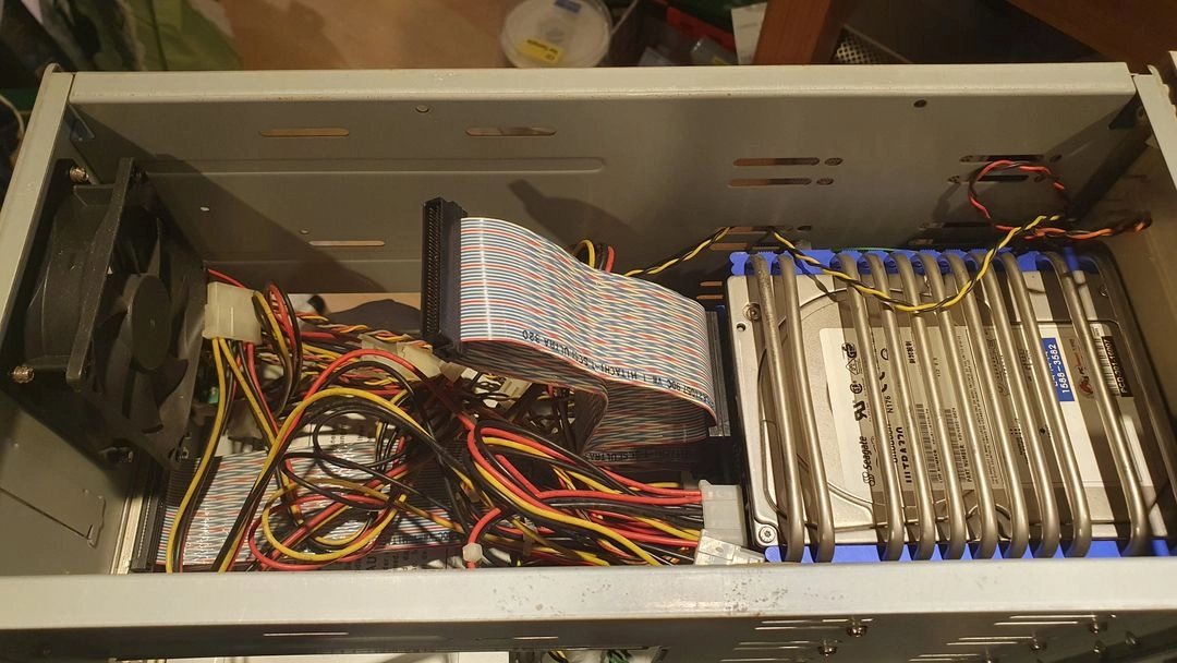 SCSI HDD 3개와 케이스 이미지