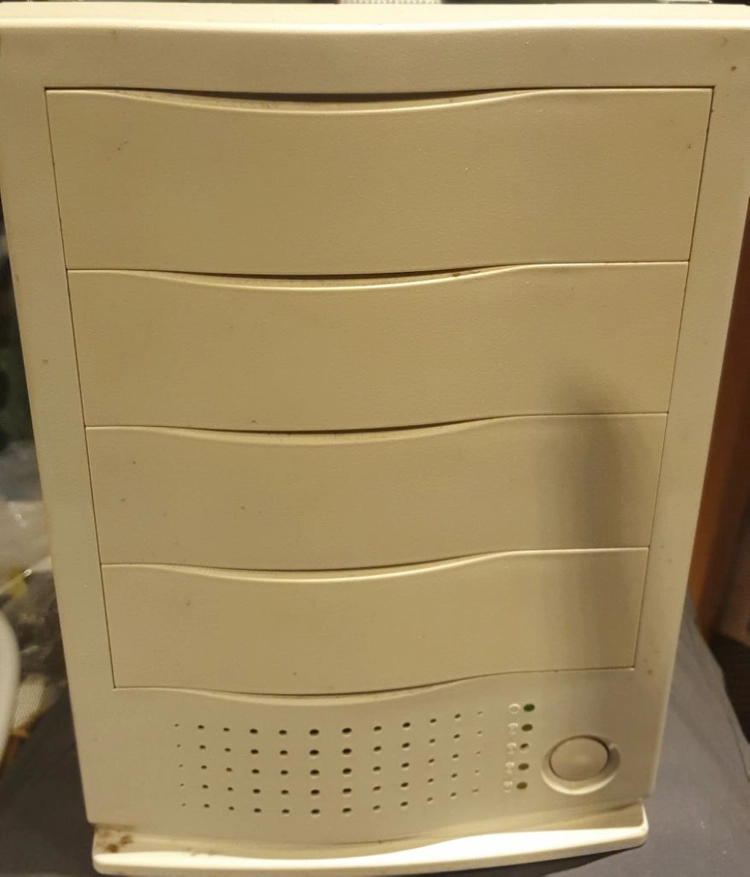 SCSI HDD 3개와 케이스 이미지