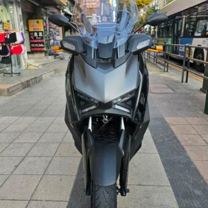 2025년식 야마하 XMAX 300 페이스리프트 블랙 이미지