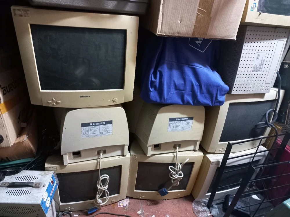 세기말 고전 컴퓨터 와 브라운관 모니터 레트로 PC CRT모니터 옛날 컴퓨터 8세트 정리 삼보 드림시스 컴퓨터 이미지