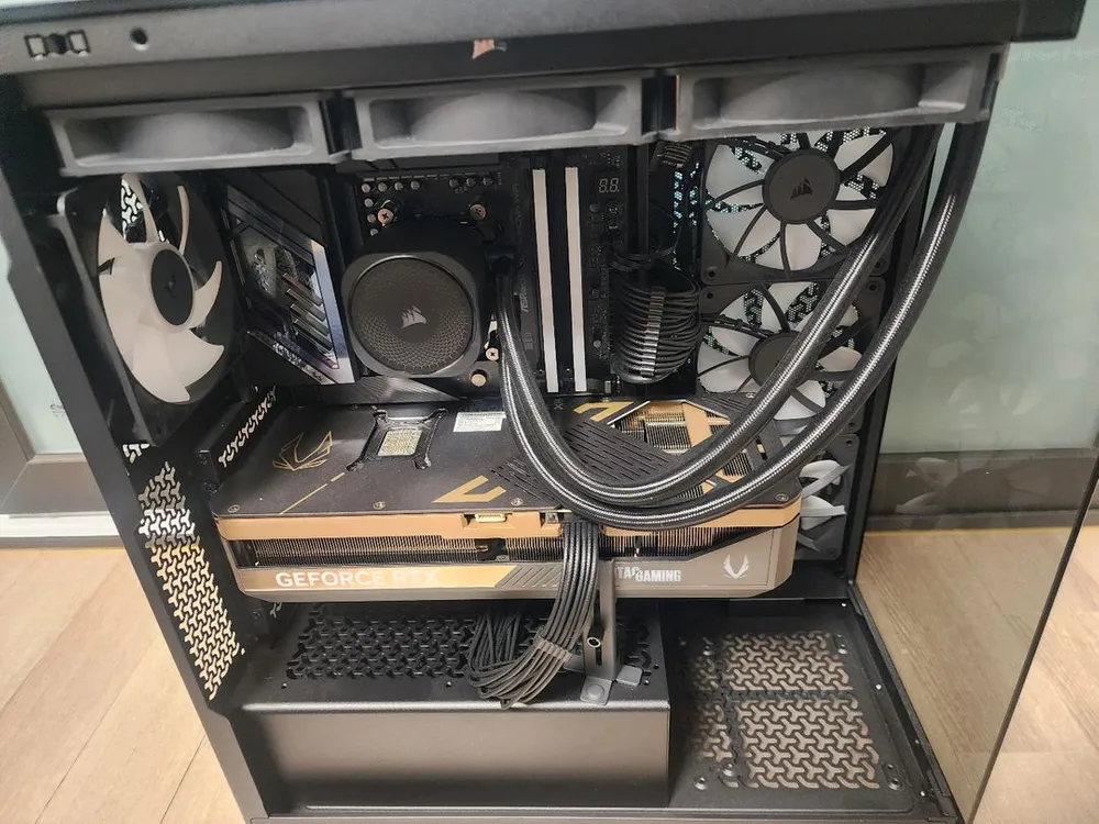 커세어 감성 컴퓨터 9800x3d 5070ti 이미지