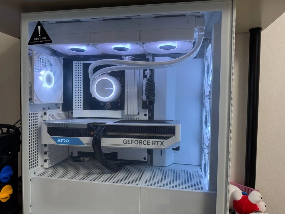 7800X3D 4070TI 32GB 1TB 1000W 화이트 완본체팝니다. 반본체도 가능. 이미지