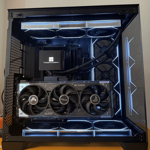 7950X3D , RTX 5080 블랙 컴퓨터 본체 이미지