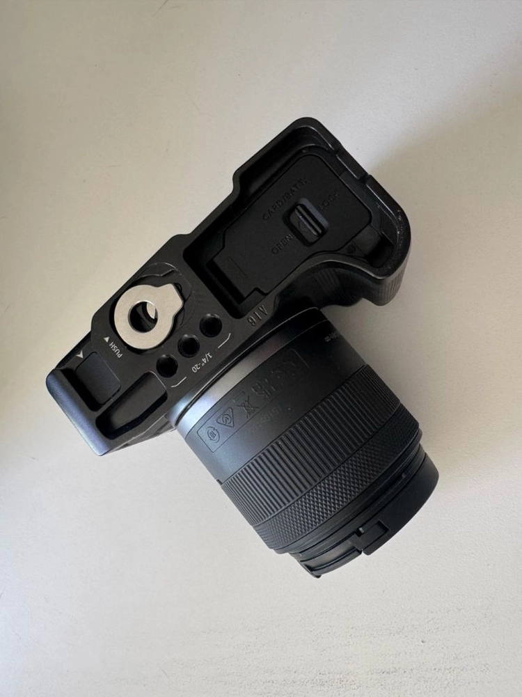 캐논 EOS R50v 미러리스 카메라 RF-S 14-30mm F4.5-6.3 IS STM PZ 렌즈 키트 이미지