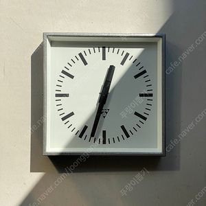 프라고트론 33cm 스퀘어 실버 프레임 벽시계 이미지