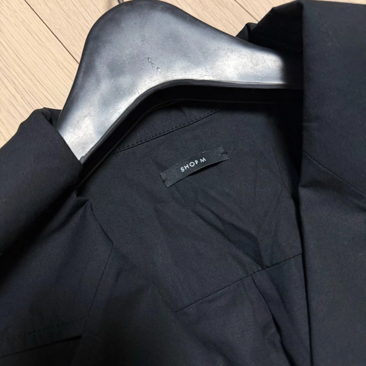 샵엠SHOPM 토리오 셔츠 블랙 바스락코튼브이넥기본검정하객룩출근룩오피스룩 이미지