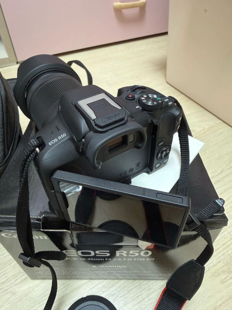캐논 eos r50 + rfs 18-150렌즈 이미지