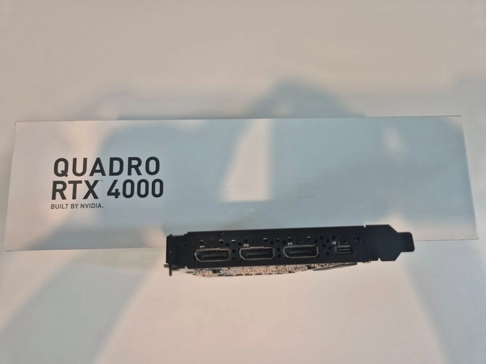 QUADRO RTX 4000 그래픽카드 이미지