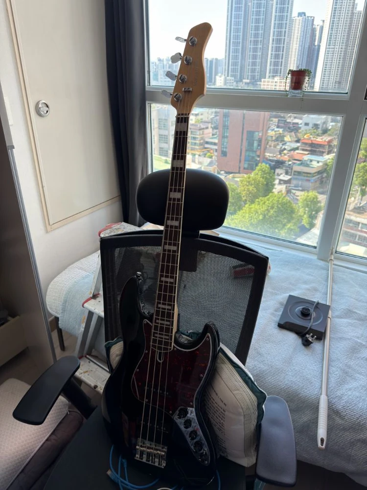 Sire 사이어 Marcus Miller V7 애쉬 4현 베이스 판매합니다. 이미지
