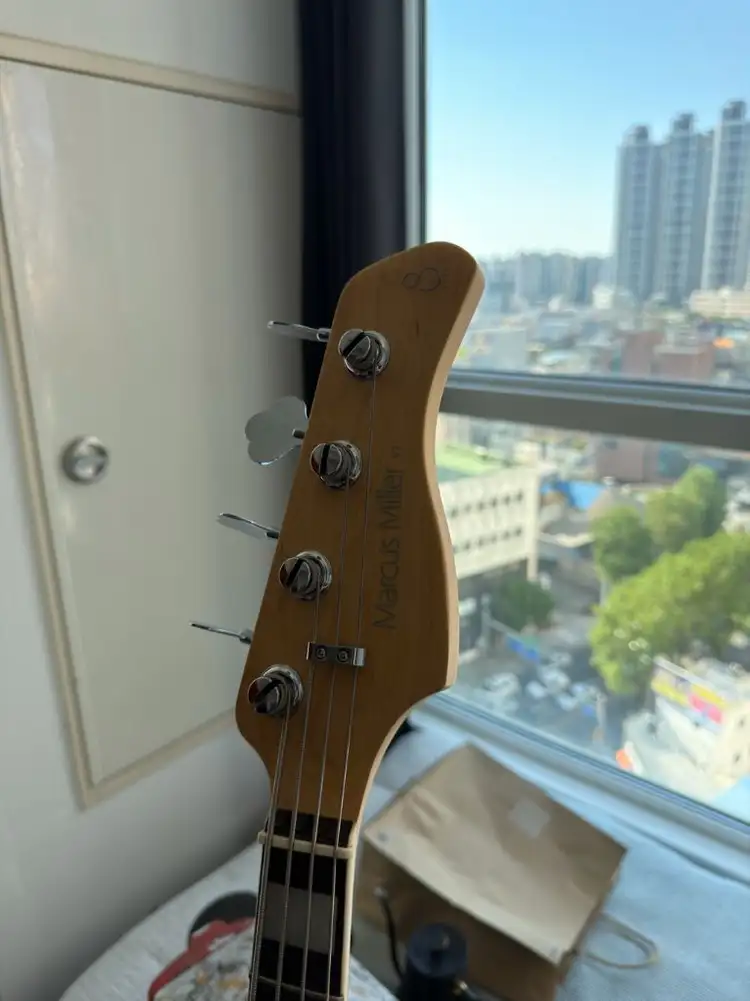 Sire 사이어 Marcus Miller V7 애쉬 4현 베이스 판매합니다. 이미지