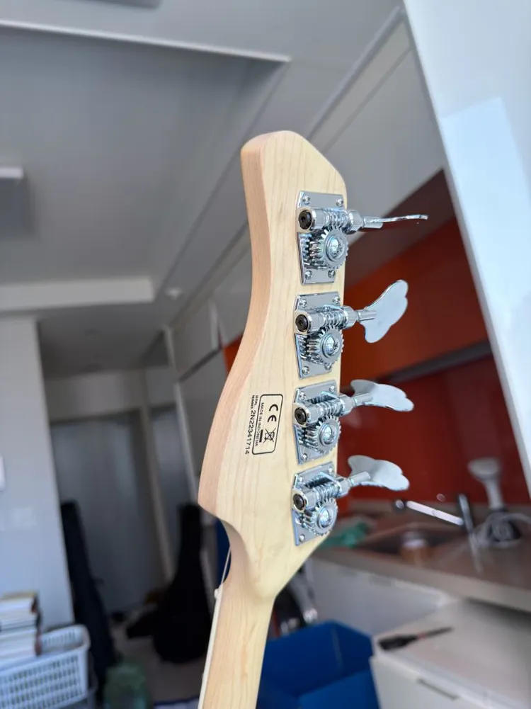 Sire 사이어 Marcus Miller V7 애쉬 4현 베이스 판매합니다. 이미지
