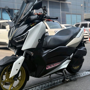 오토바이 야마하 XMAX 300 스쿠터 (화이트/블랙) 이미지