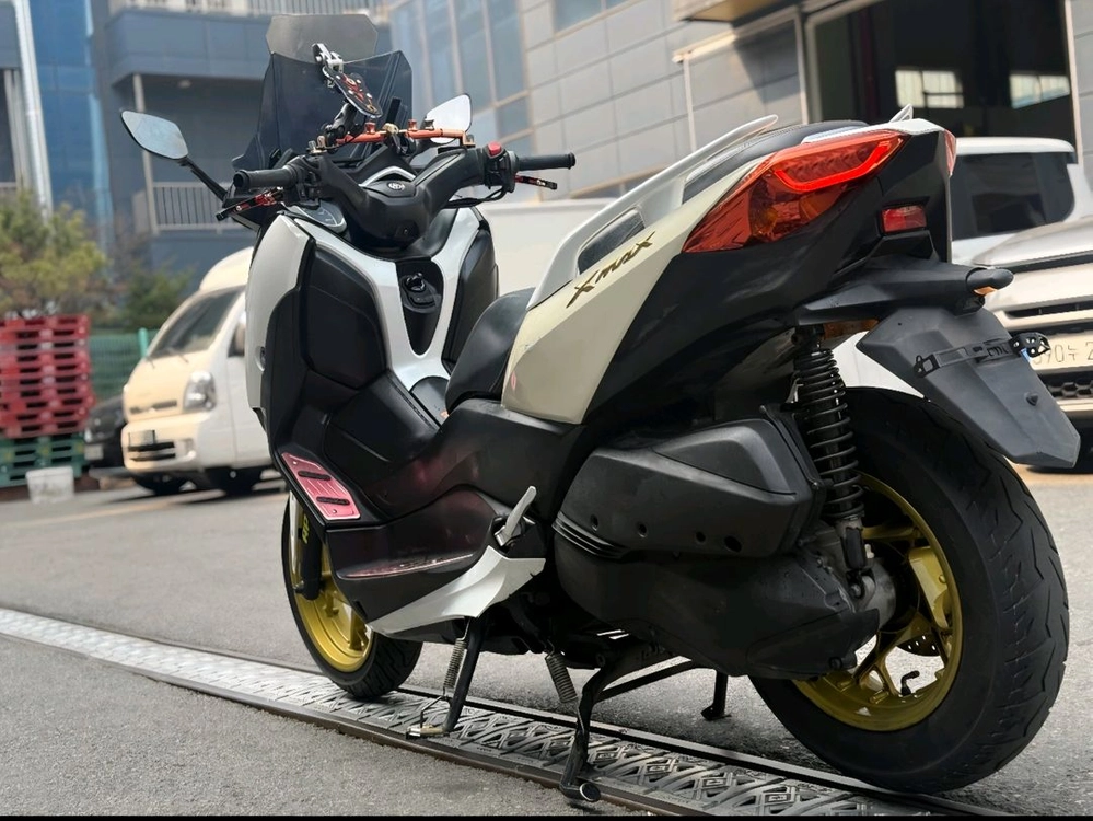 오토바이 야마하 XMAX 300 스쿠터 (화이트/블랙) 이미지
