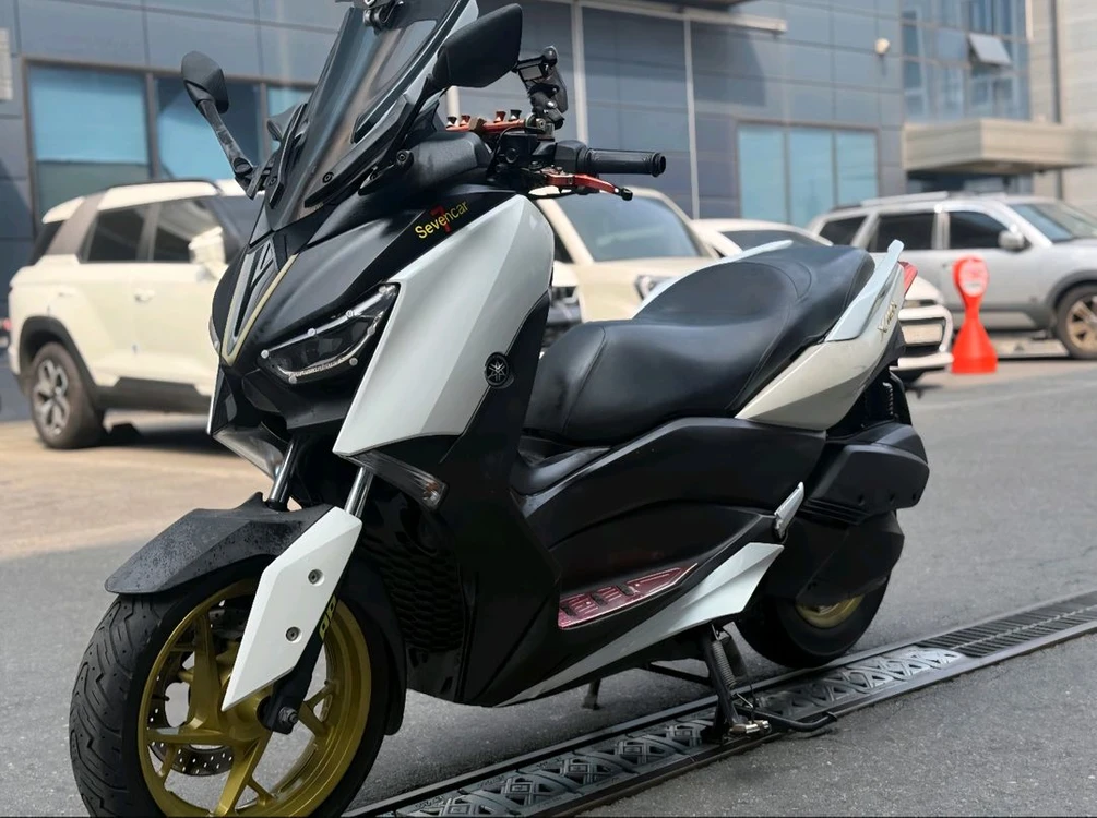 오토바이 야마하 XMAX 300 스쿠터 (화이트/블랙) 이미지