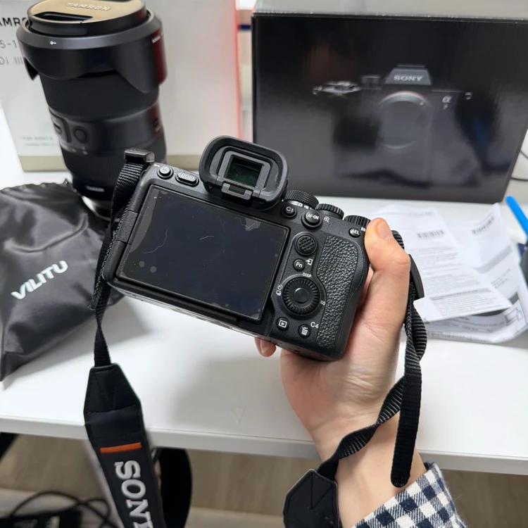소니 A7M4 7600컷 풀박 풀셋 이미지