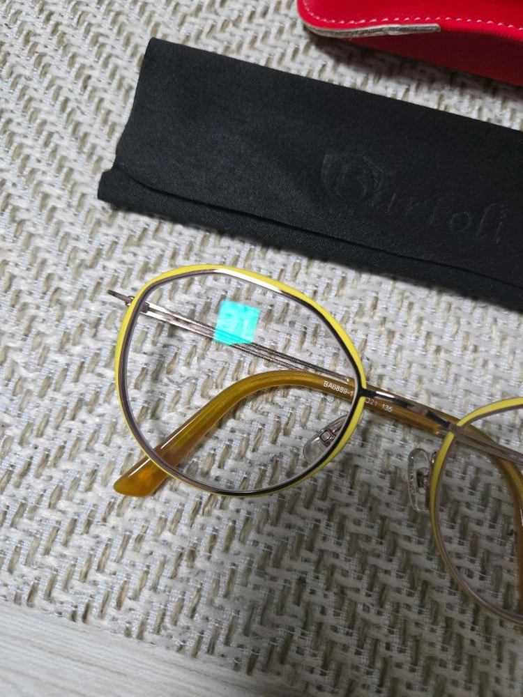 고급 레몬색 테 안경 이미지