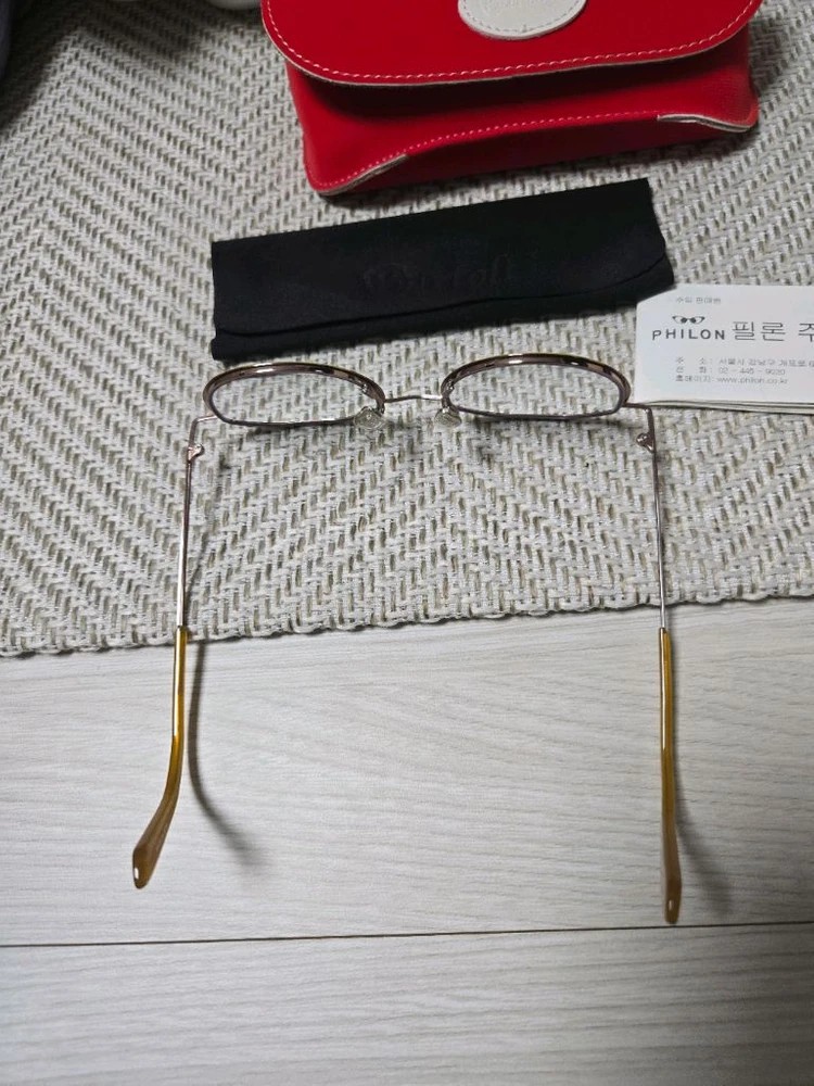 고급 레몬색 테 안경 이미지