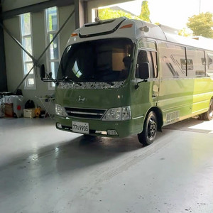 집처럼 탈 수 있는 버스캠핑카 카운티 롱바디 모터홈 인산철1200a 이미지