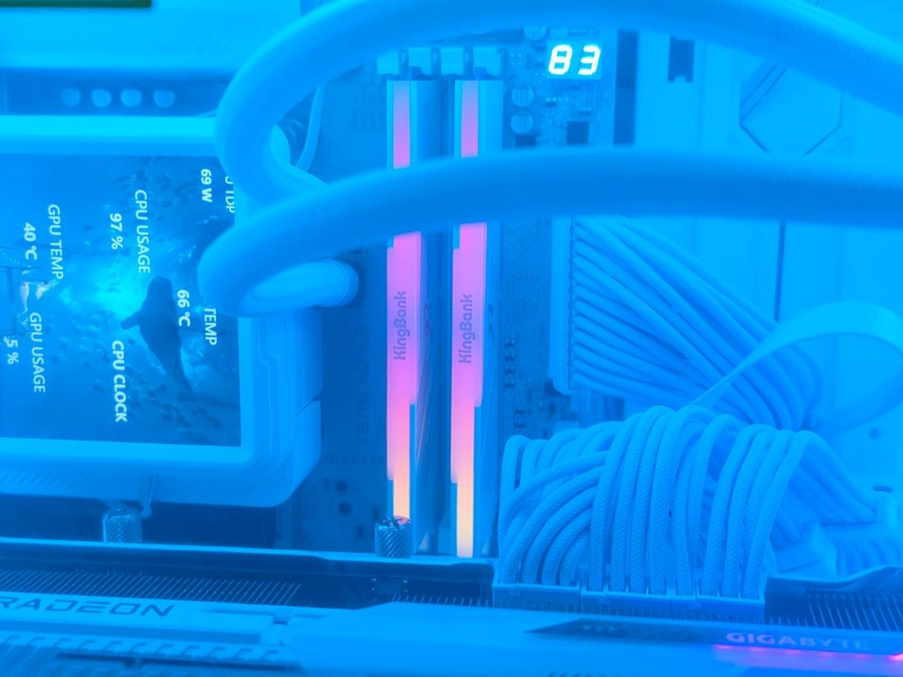 킹뱅크 DDR5 32G(16*2) 8000MHz 화이트 RGB 팝니다. 이미지