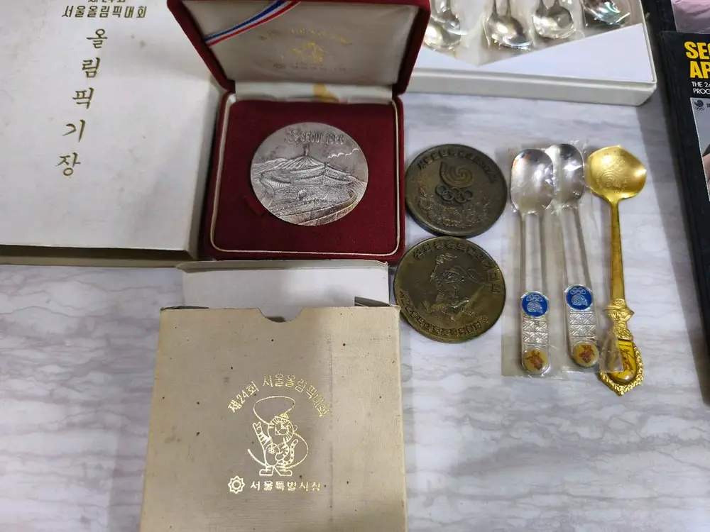 서울 88올림픽 기념품 메달1개 + 성화봉송로 2개 이미지