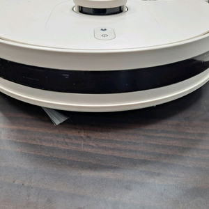 LG 코드제로 R5**로, 흡입과 물걸레 청소를 함께 지원하는 로봇청소기 이미지