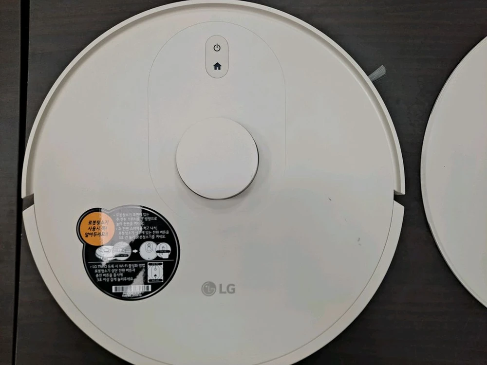 LG 코드제로 R5**로, 흡입과 물걸레 청소를 함께 지원하는 로봇청소기 이미지