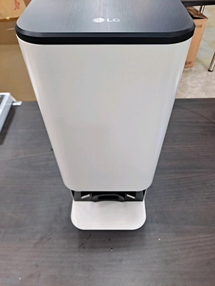 LG 코드제로 R5**로, 흡입과 물걸레 청소를 함께 지원하는 로봇청소기 이미지