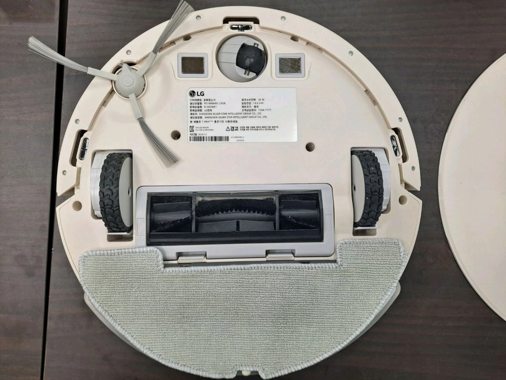 LG 코드제로 R5**로, 흡입과 물걸레 청소를 함께 지원하는 로봇청소기 이미지