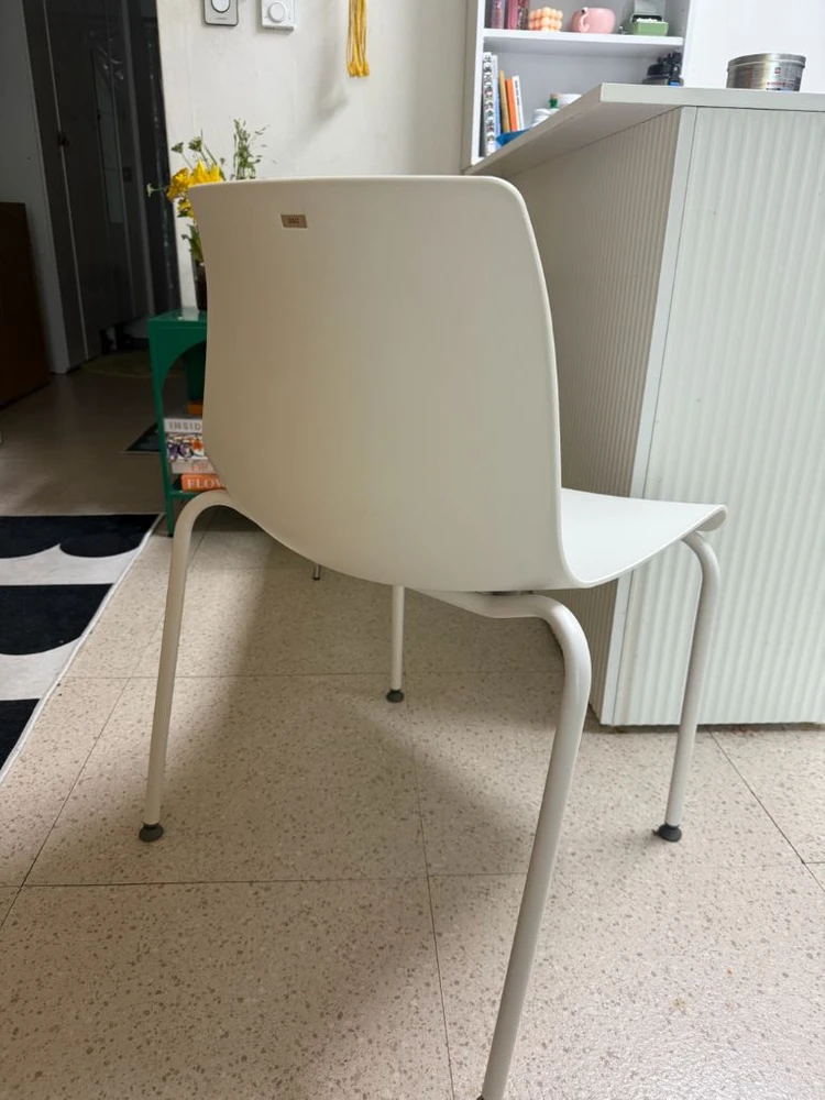 시디즈 화이트 디자인 의자 이미지