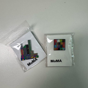 모마(MOMA) 기념품 뱃지 이미지