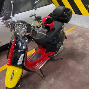 125cc 스쿠터 베스파 미키마우스에디션 이미지