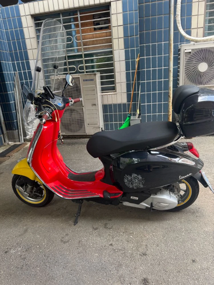 125cc 스쿠터 베스파 미키마우스에디션 이미지