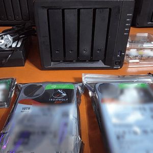 시놀로지 DS918+ 램 4G + 아이언울프 20TB 이미지