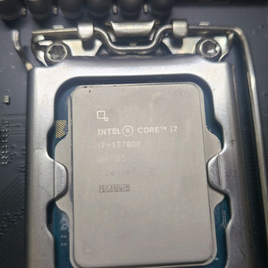 인텔 i7-13700K CPU 이미지