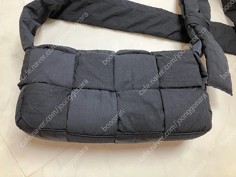 정품 보테가베네타 패디트 테크 카세트백 이미지