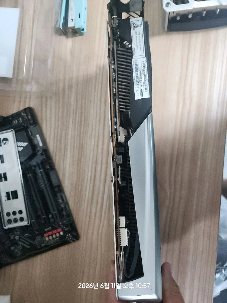 라데온 RX5700xt 니트로 3팬 이미지