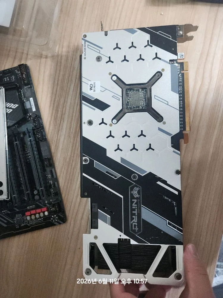 라데온 RX5700xt 니트로 3팬 이미지