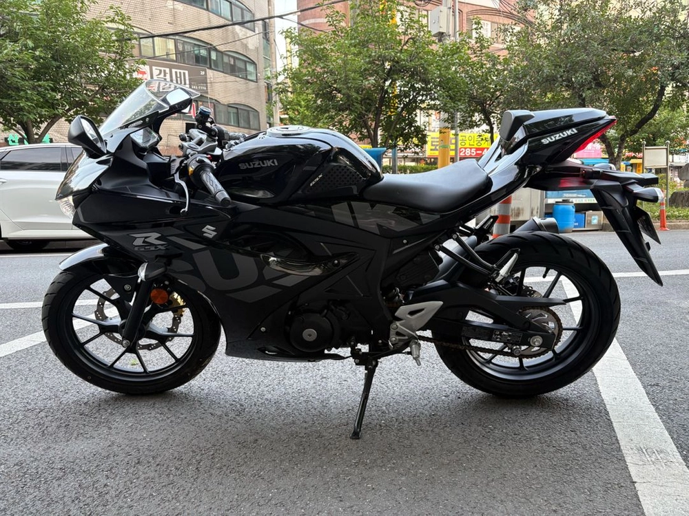 스즈키 GSX-R125 블랙 23년식(신차급) 이미지