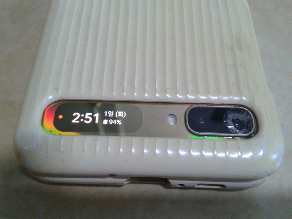 삼성 갤러시 Z 플립, LG 폴더폰, KT 인터넷폰 이미지