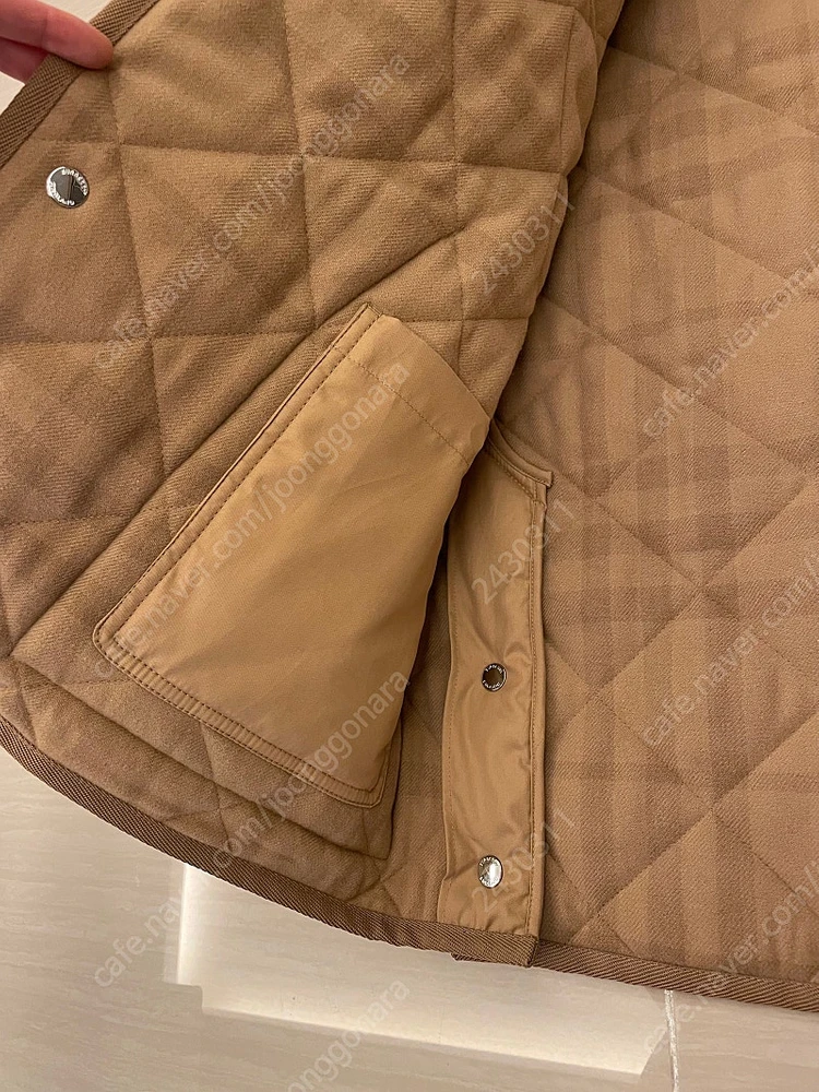 BURBERRY 버버리 다이아몬드 퀼팅 로고 남성 자켓 23SS 8058116 판매 이미지
