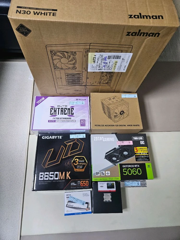 (미개봉)라이젠7800X3D 램16 조텍RTX5060 화이트본체!~ 이미지