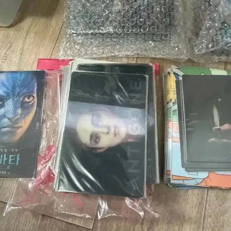 안티고네 아트하우스 뱃지 A3 포스터 렌티큘러엽서 영화 아티스트 굿즈 이미지