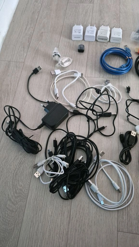 휴대용 충전기 세트라디오미니선풍기. 등 이미지