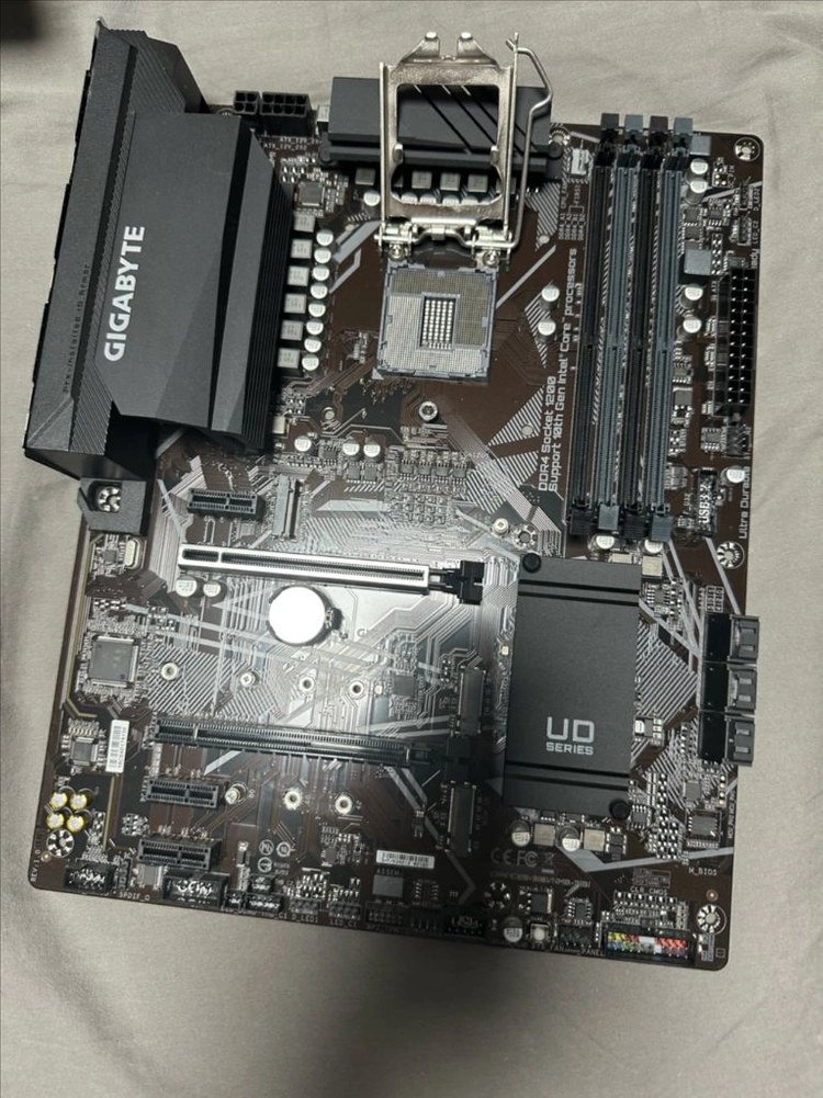 기가바이트 Z490 UD 메인보드 이미지