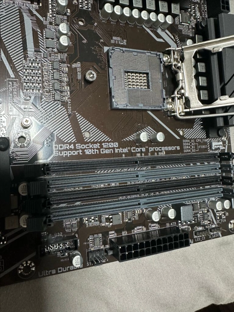 기가바이트 Z490 UD 메인보드 이미지