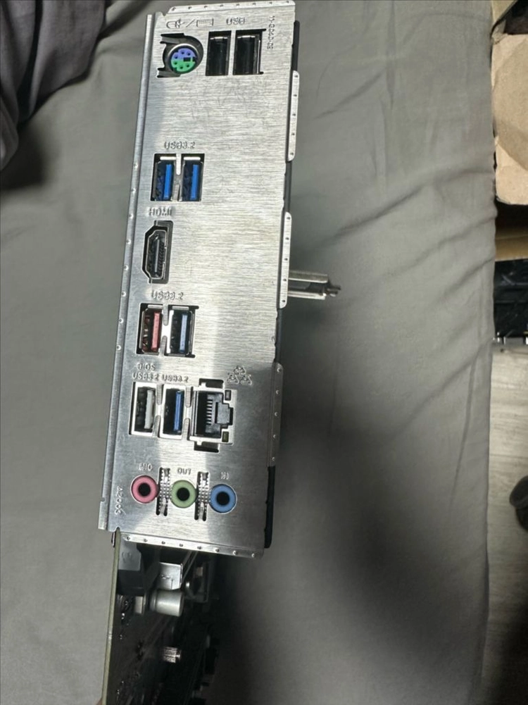 기가바이트 Z490 UD 메인보드 이미지